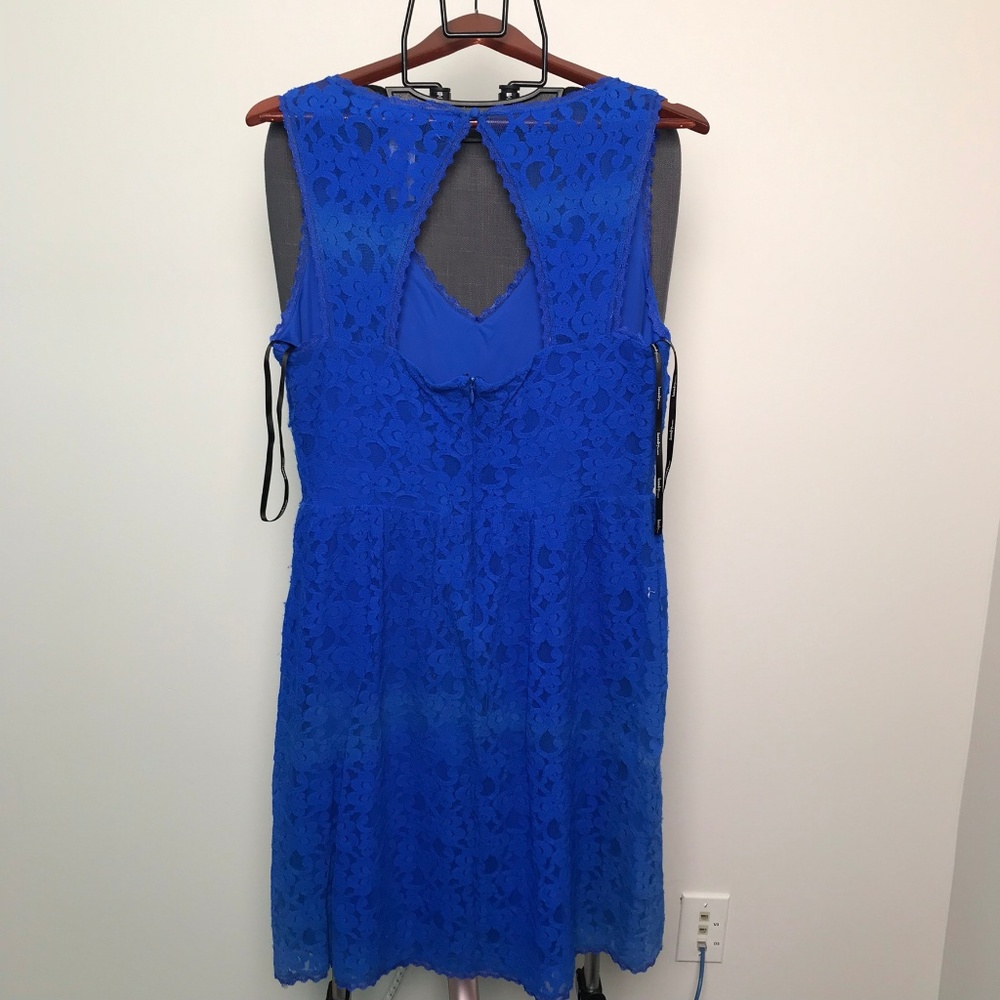 CLOSET CLOSING Fit & Flare Sleeveless V-Neck Dress - Picture 3 of 5